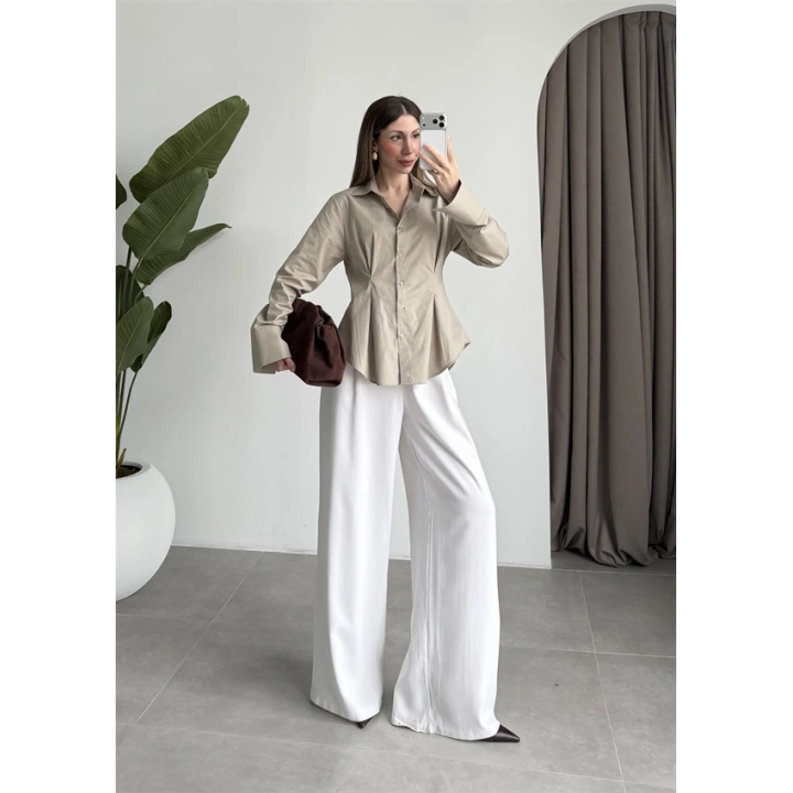 Belden Oturtmalı Pilili Bej Poplin Gömlek