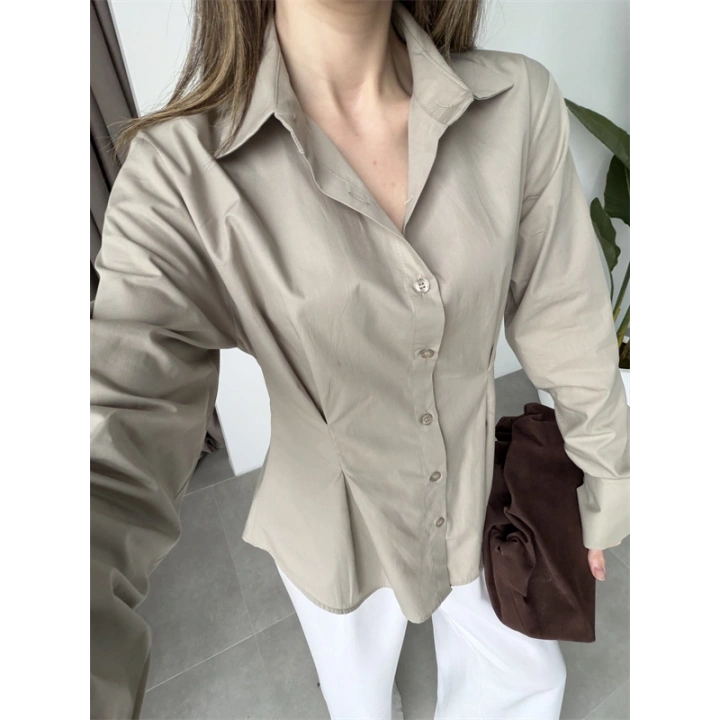 Belden Oturtmalı Pilili Bej Poplin Gömlek