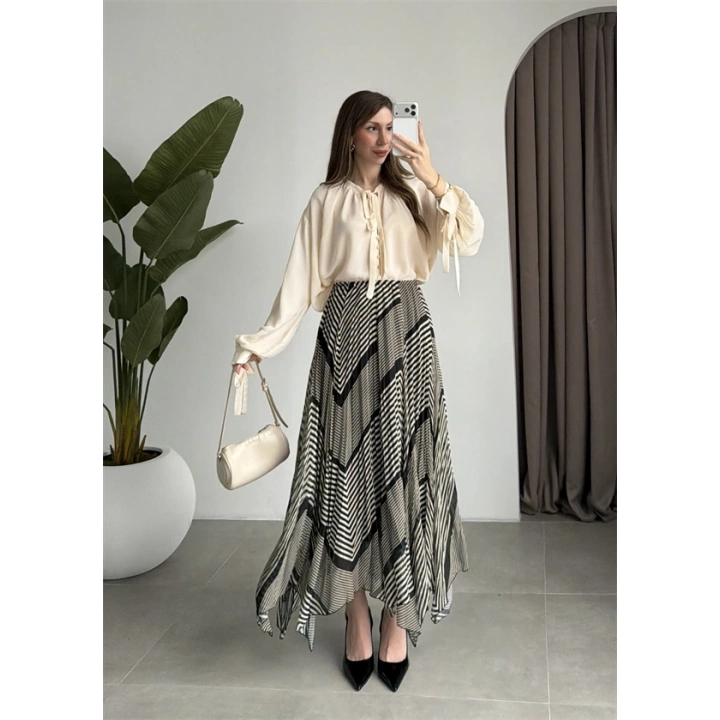 Çizgili Asimetrik Siyah Şifon Etek