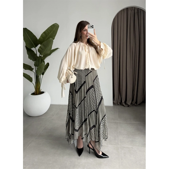 Çizgili Asimetrik Siyah Şifon Etek