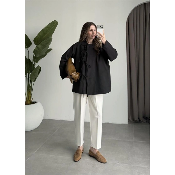 Fiyonk Detaylı Astarlı Siyah Trençkot