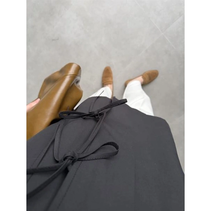 Fiyonk Detaylı Astarlı Siyah Trençkot