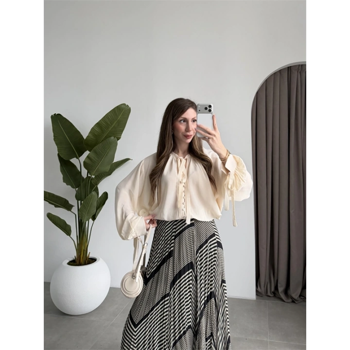 Önden Bağcıklı Ekru Bluz Gömlek