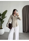 Belden Oturtmalı Pilili Bej Poplin Gömlek