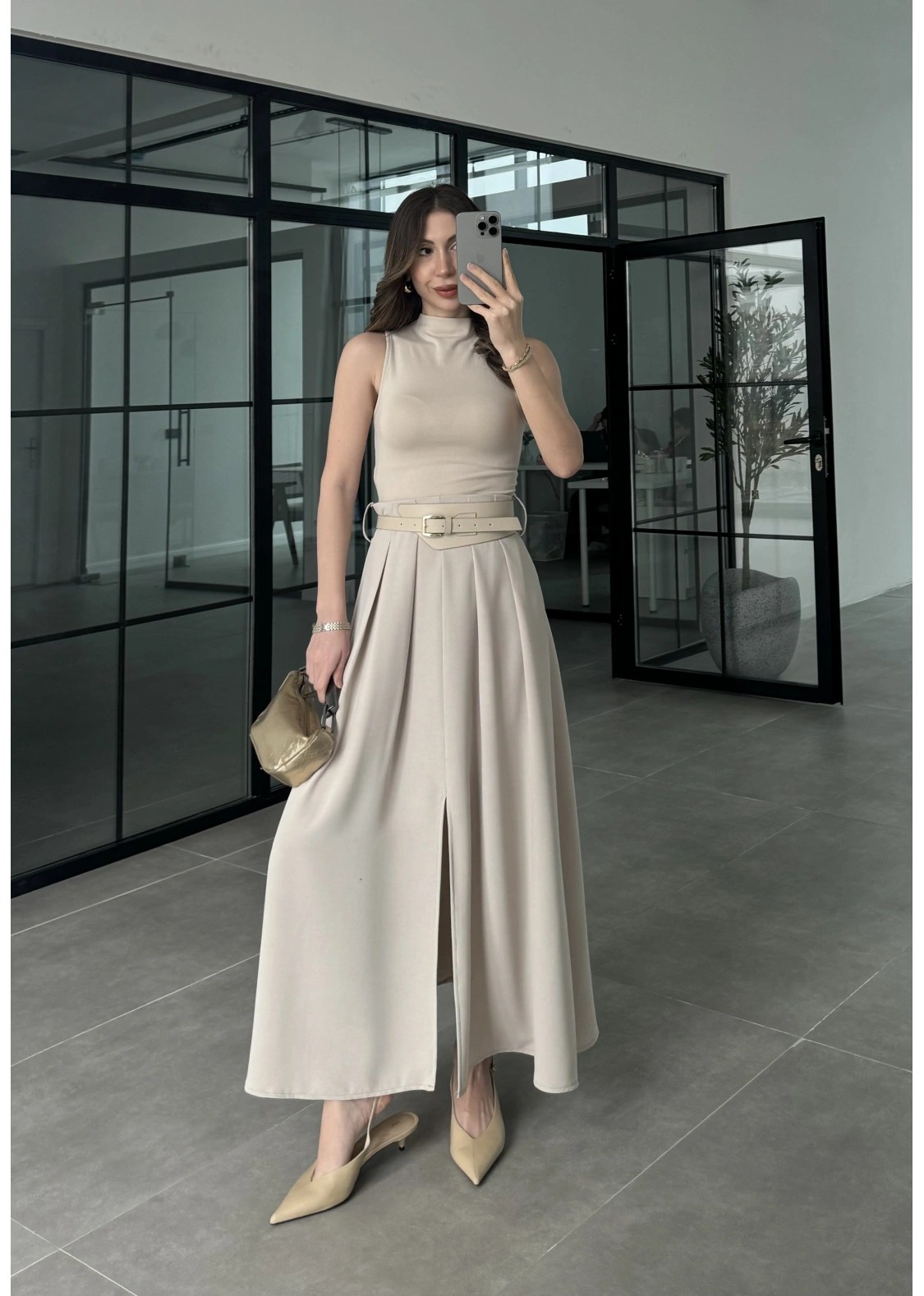 Tasarım Kemerli Önden Yırtmaçlı Pileli Taş Etek