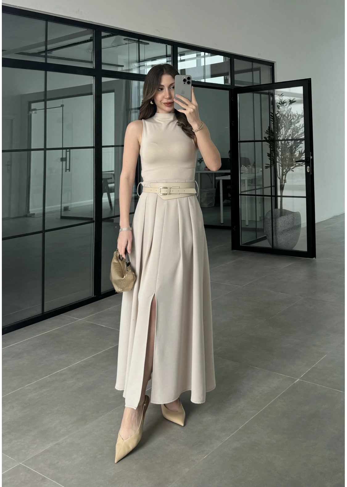 Tasarım Kemerli Önden Yırtmaçlı Pileli Taş Etek