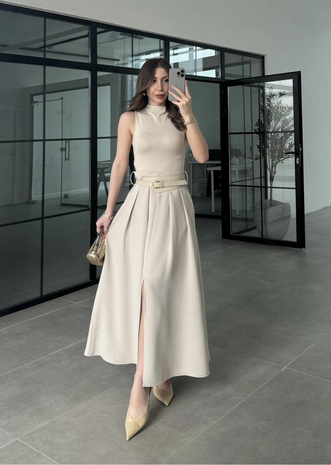 Tasarım Kemerli Önden Yırtmaçlı Pileli Taş Etek