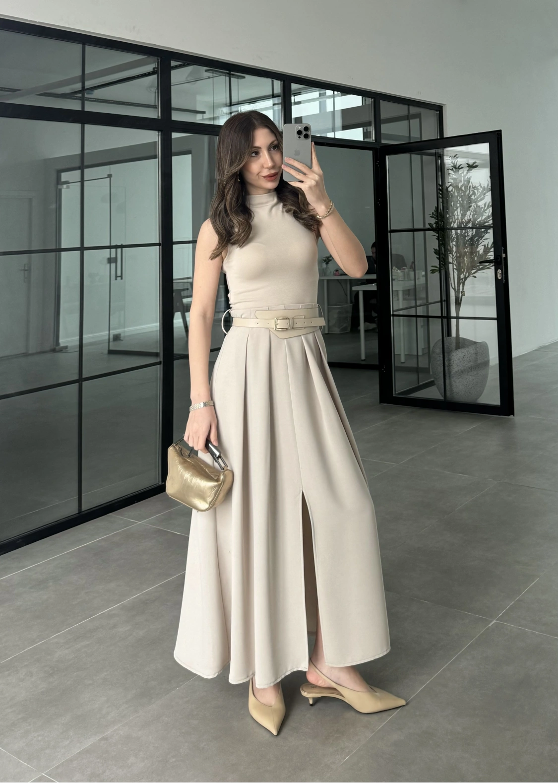 Tasarım Kemerli Önden Yırtmaçlı Pileli Taş Etek