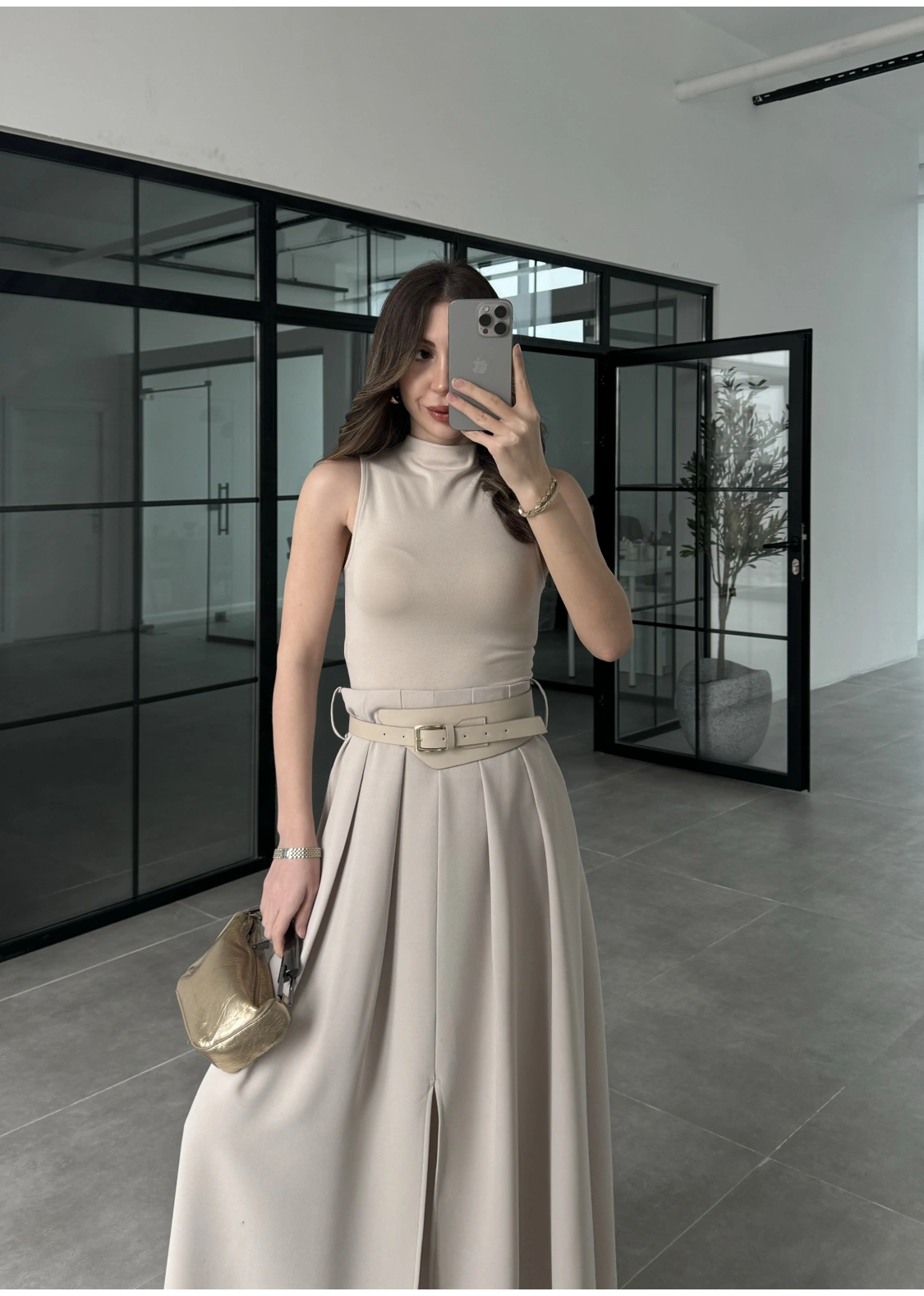 Tasarım Kemerli Önden Yırtmaçlı Pileli Taş Etek