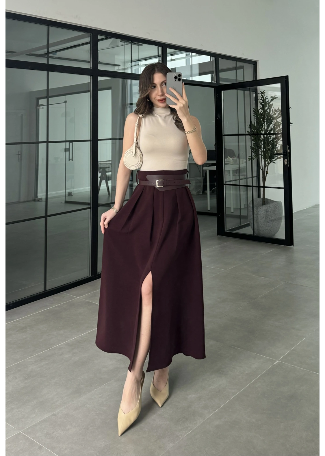 Tasarım Kemerli Önden Yırtmaçlı Pileli Mürdüm Etek