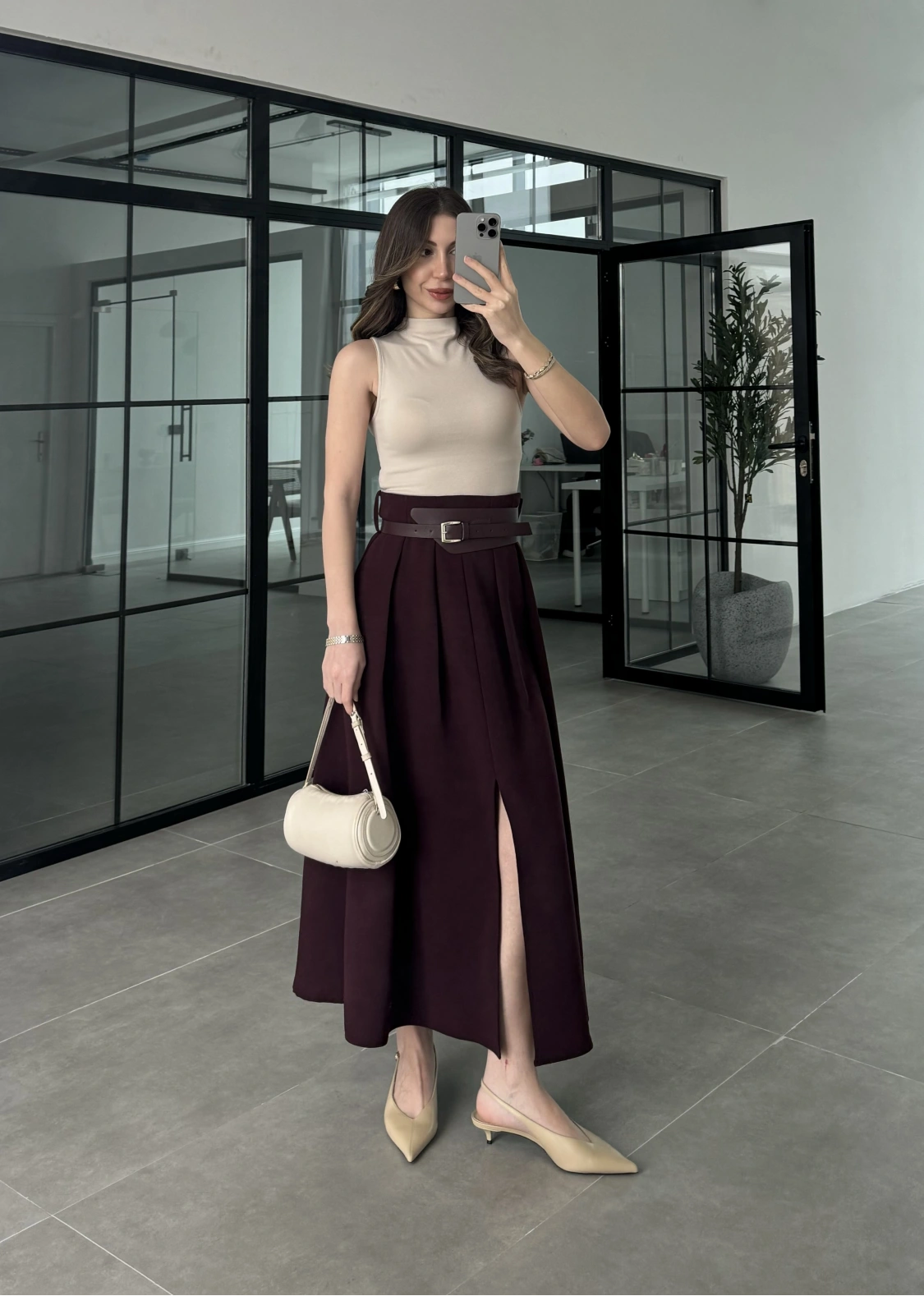 Tasarım Kemerli Önden Yırtmaçlı Pileli Mürdüm Etek