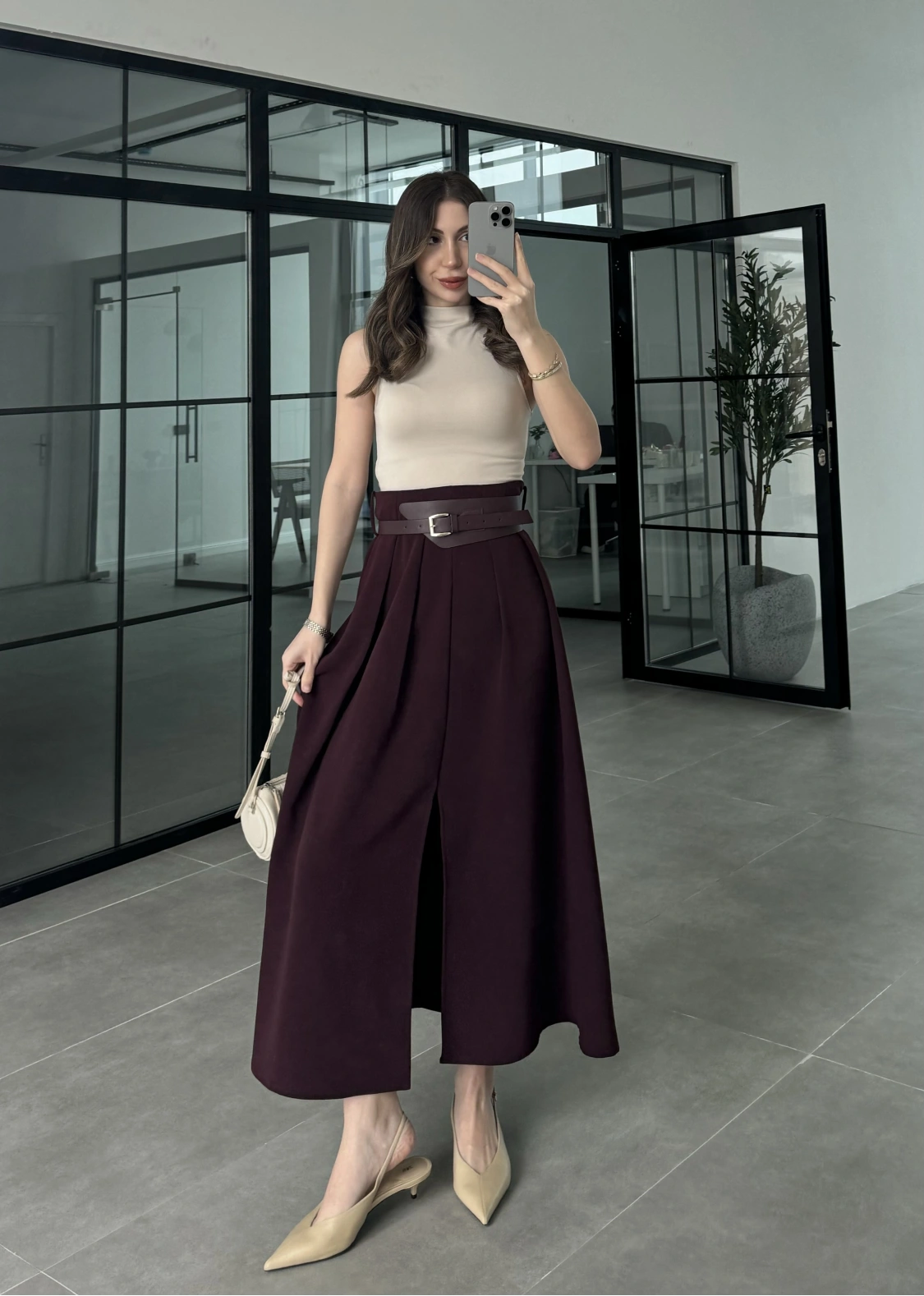 Tasarım Kemerli Önden Yırtmaçlı Pileli Mürdüm Etek