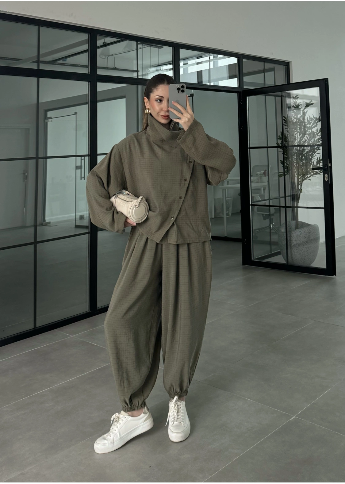 Dik Yaka Kare Desenli Tensel Kahve Şalvar Takım