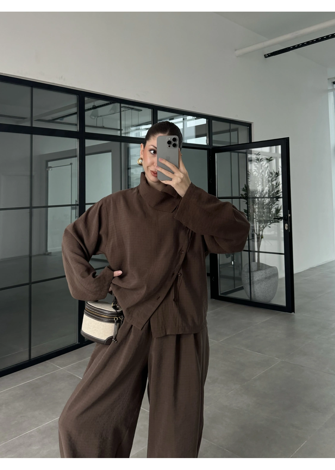 Dik Yaka Kare Desenli Tensel Kahve Şalvar Takım