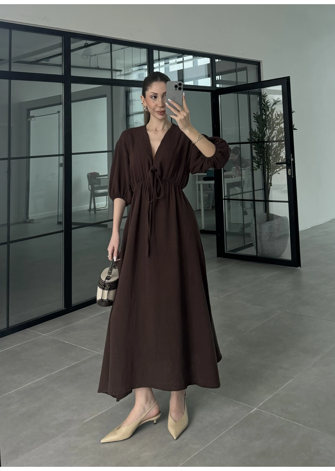 Önü Bağlamalı Uzun Müslin Kahve Elbise