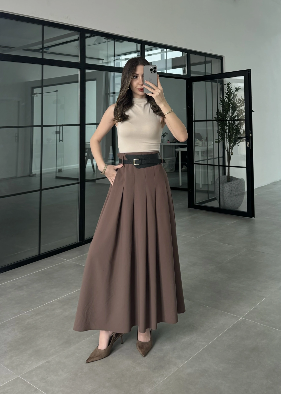 Kemerli Pileli Dökümlü Kahve Tensel Etek