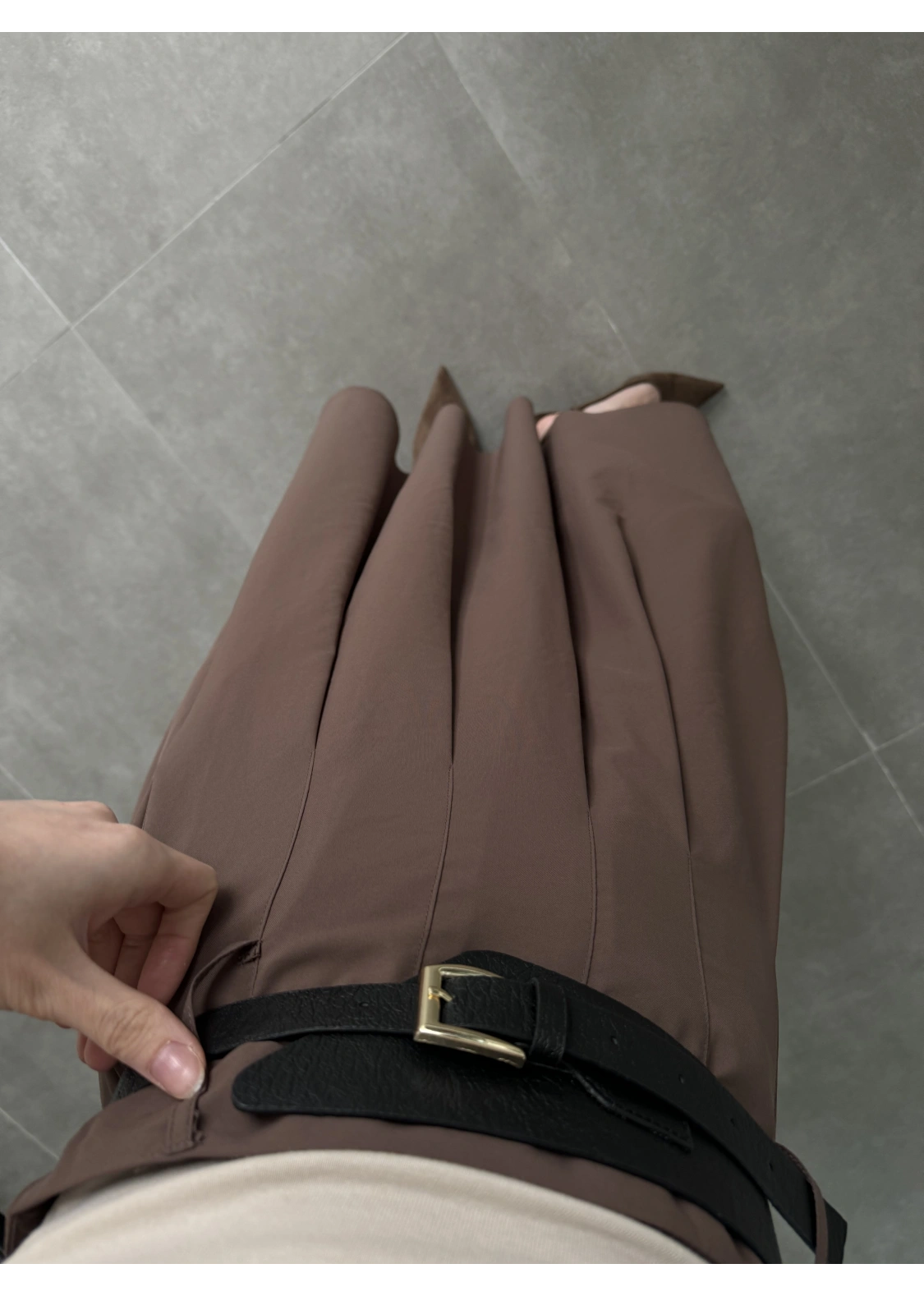 Kemerli Pileli Dökümlü Kahve Tensel Etek