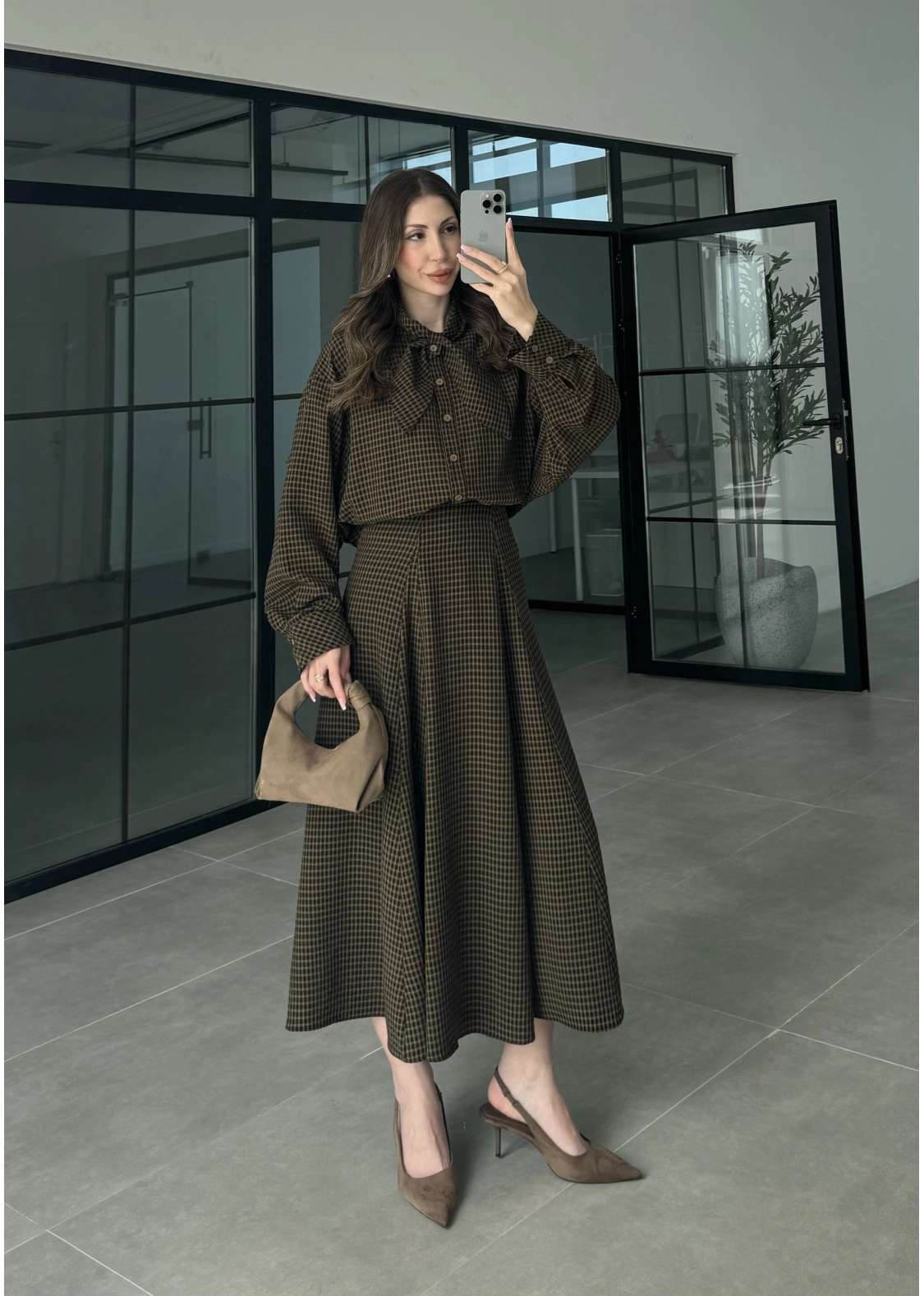 Ekose Fularlı Bej Siyah Gömlek Takım