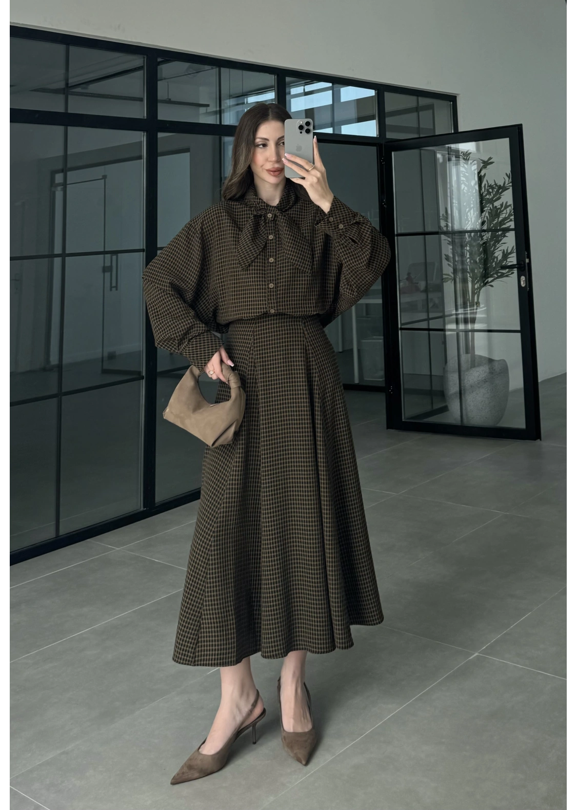 Ekose Fularlı Bej Siyah Gömlek Takım