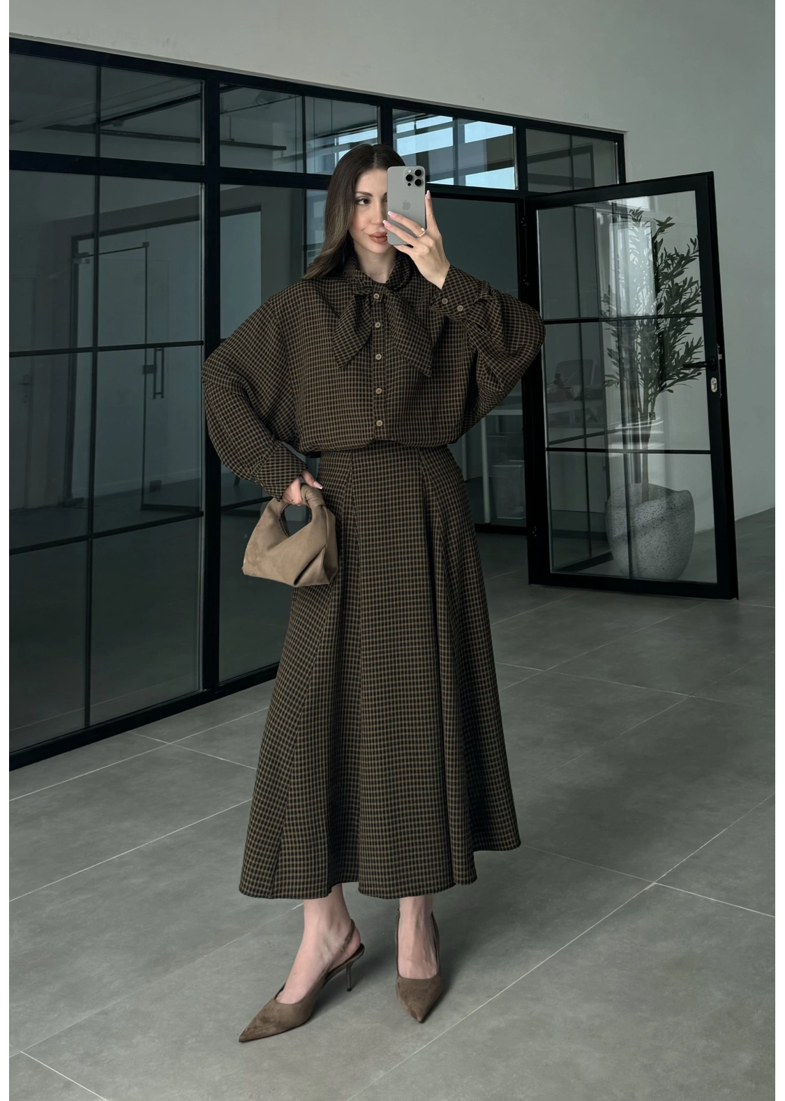 Ekose Fularlı Bej Siyah Gömlek Takım