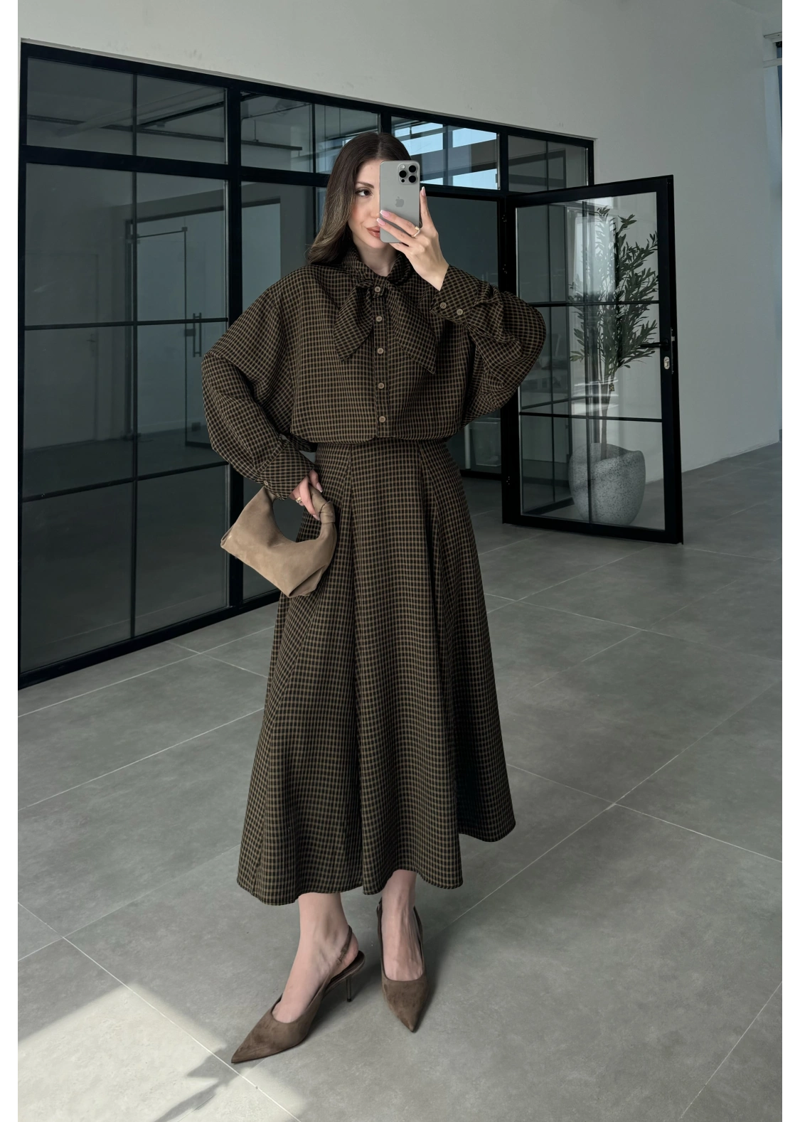 Ekose Fularlı Bej Siyah Gömlek Takım