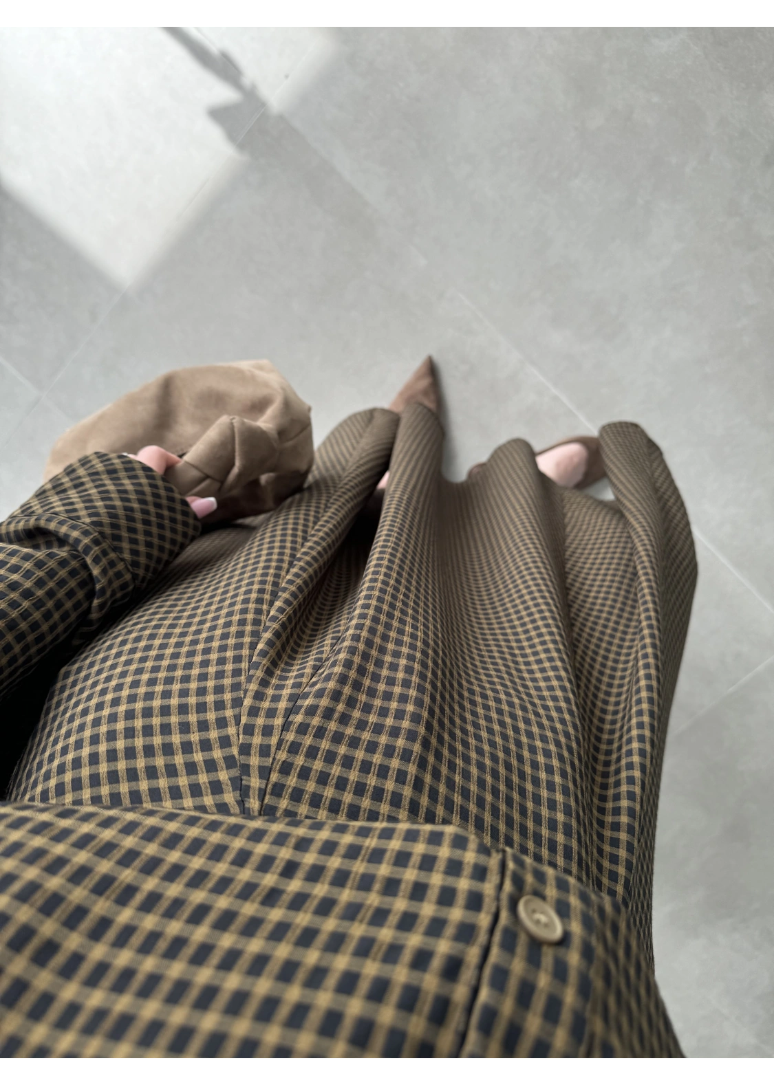 Ekose Fularlı Bej Siyah Gömlek Takım