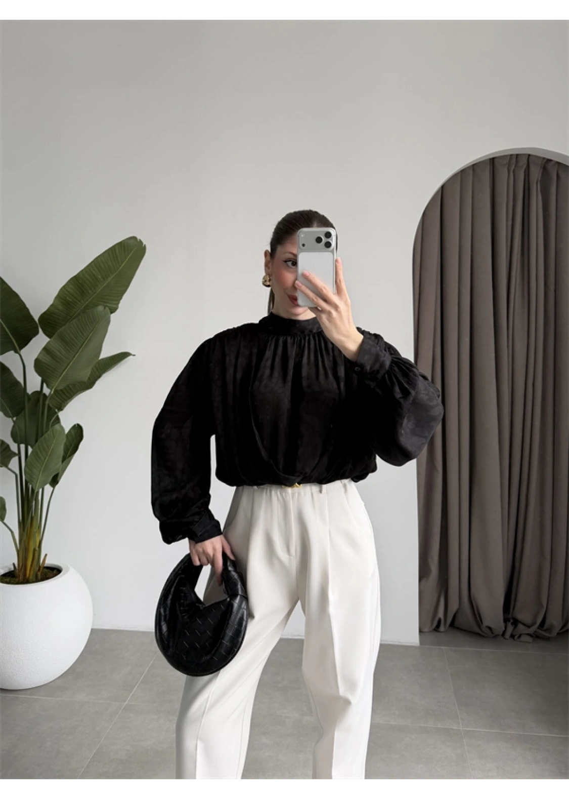 Arkadan Bağlamalı Dökümlü Siyah Bluz