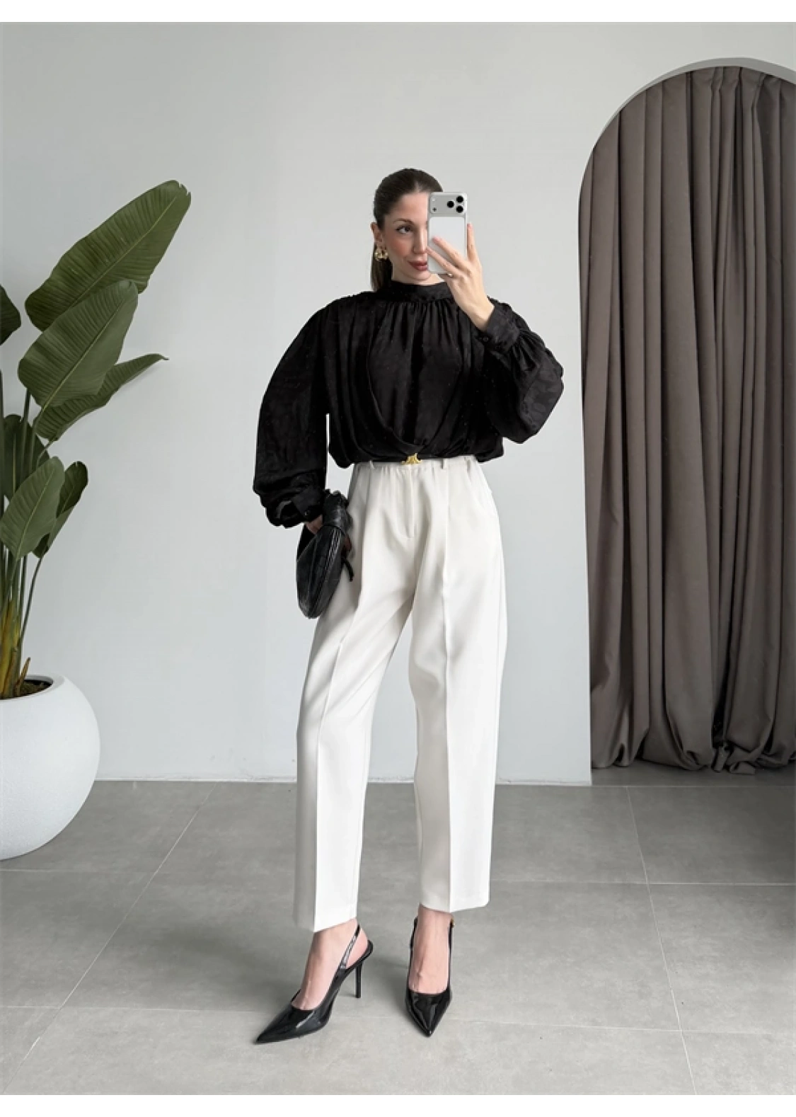 Arkadan Bağlamalı Dökümlü Siyah Bluz