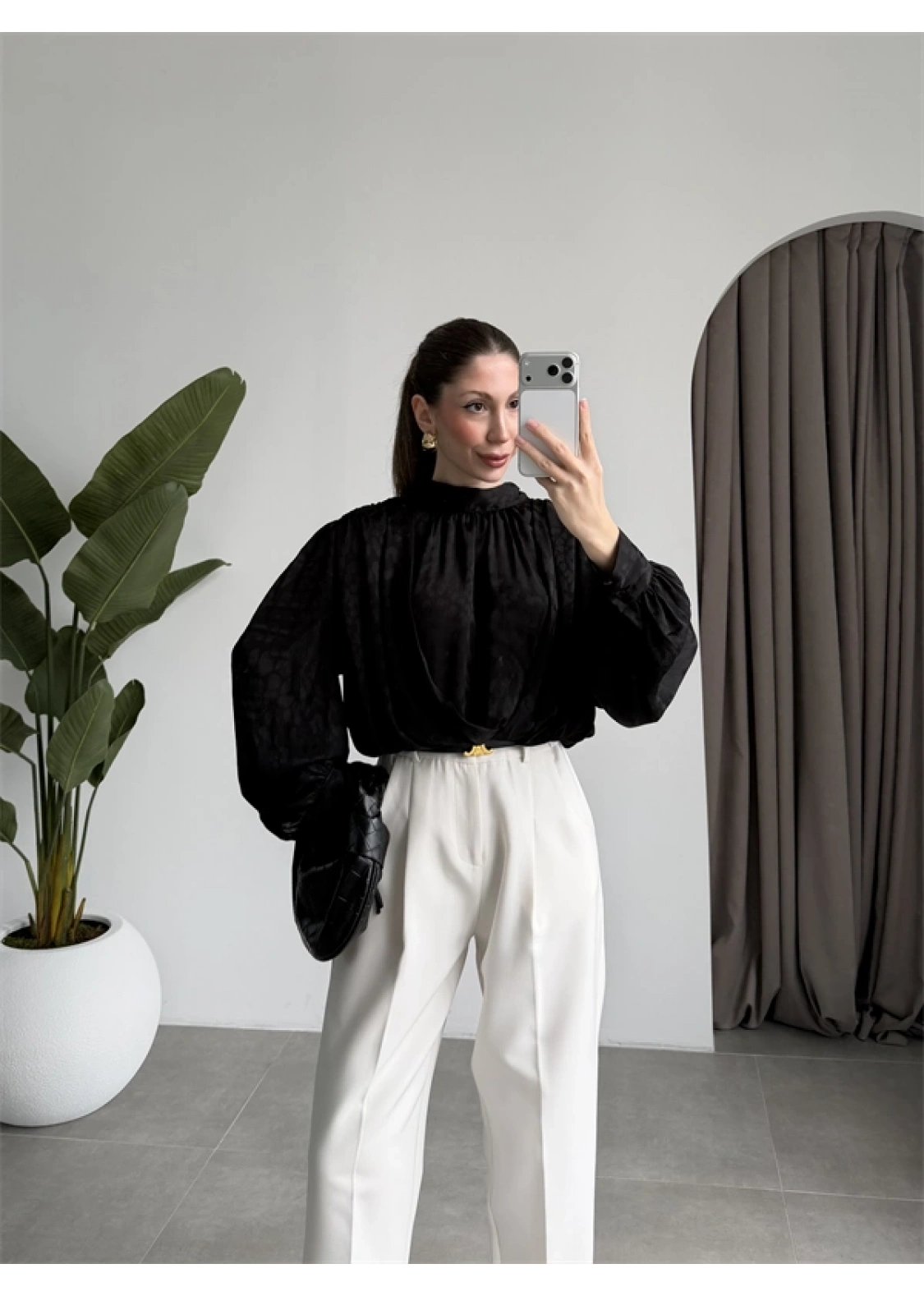 Arkadan Bağlamalı Dökümlü Siyah Bluz