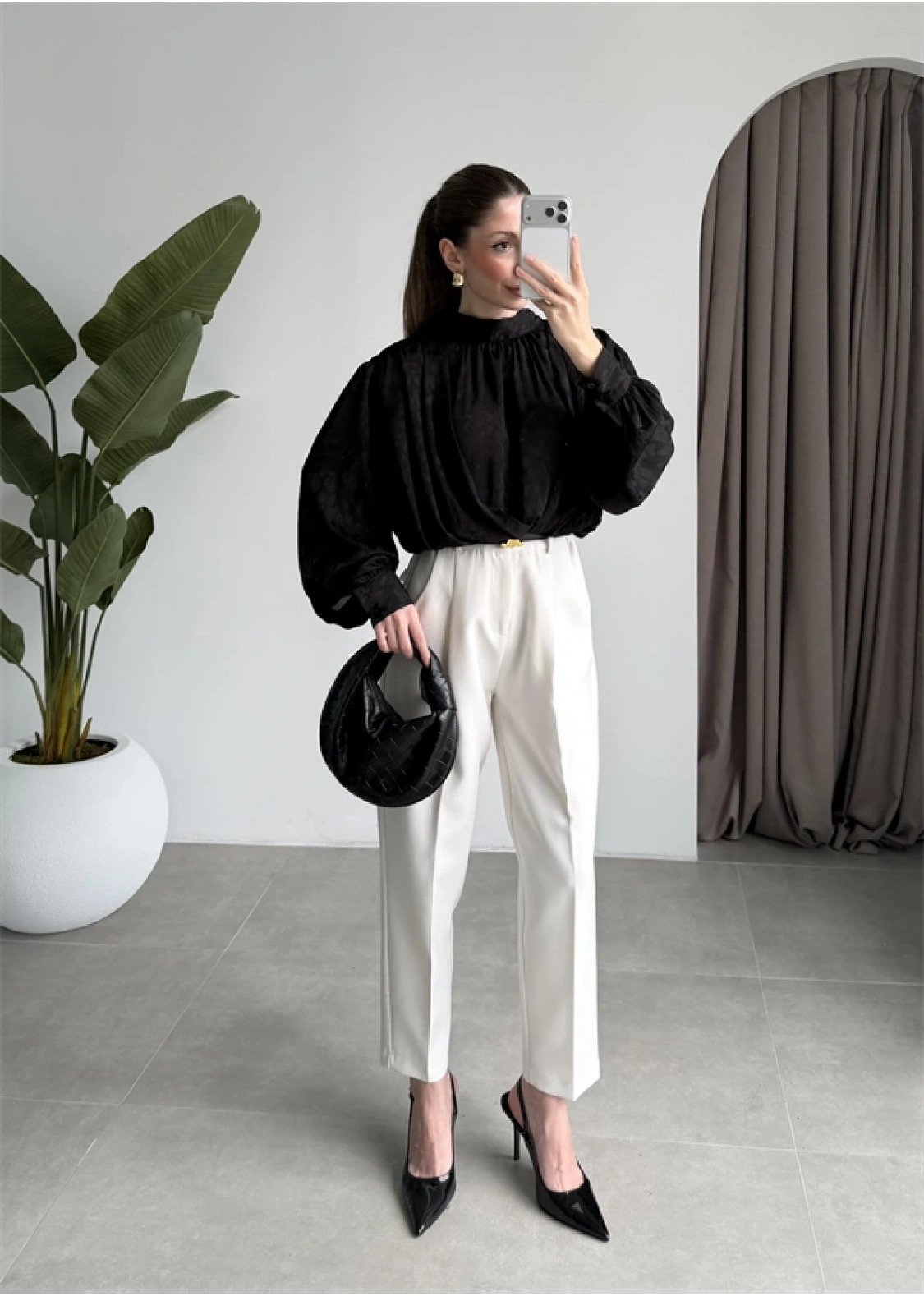 Arkadan Bağlamalı Dökümlü Siyah Bluz