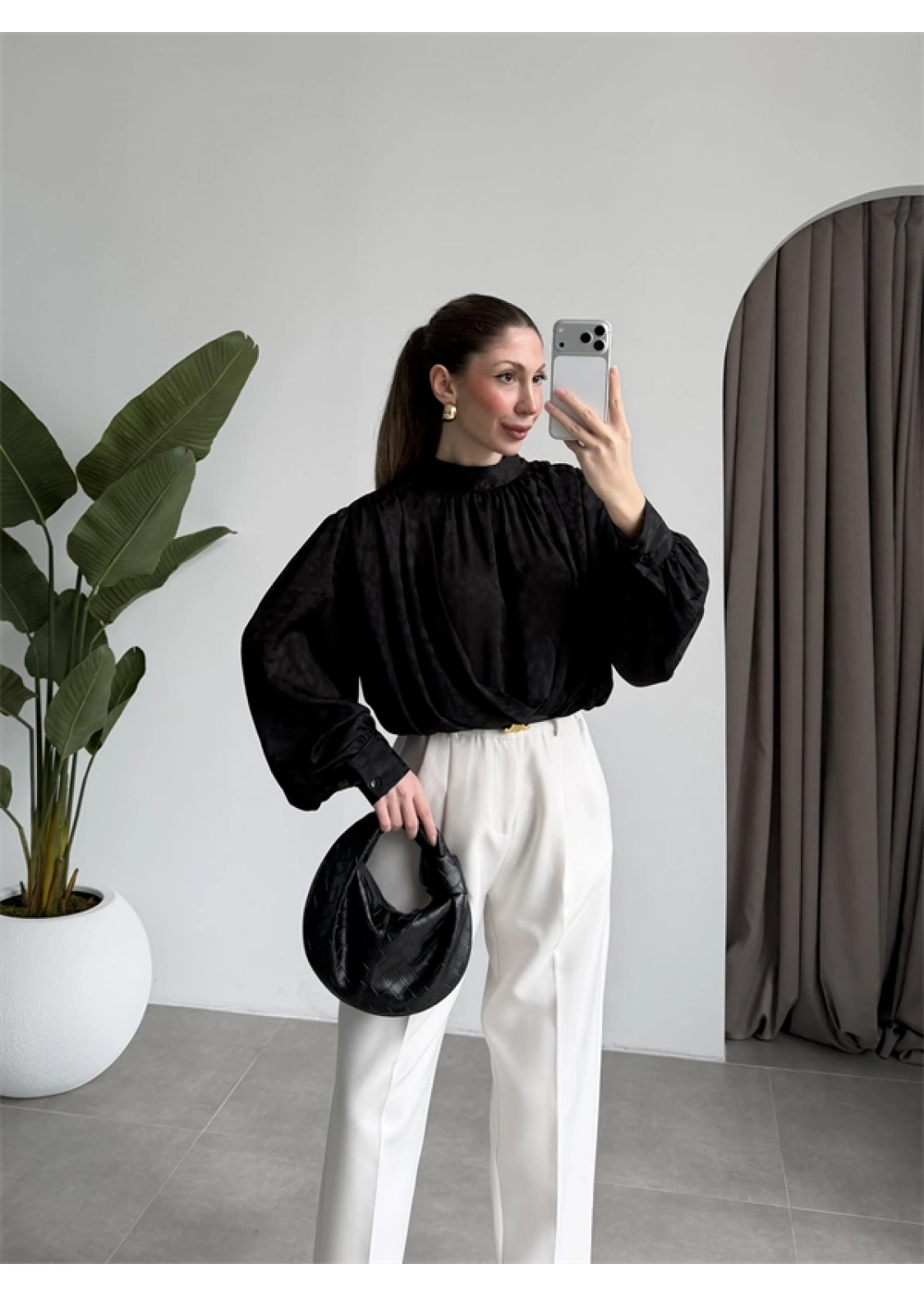 Arkadan Bağlamalı Dökümlü Siyah Bluz