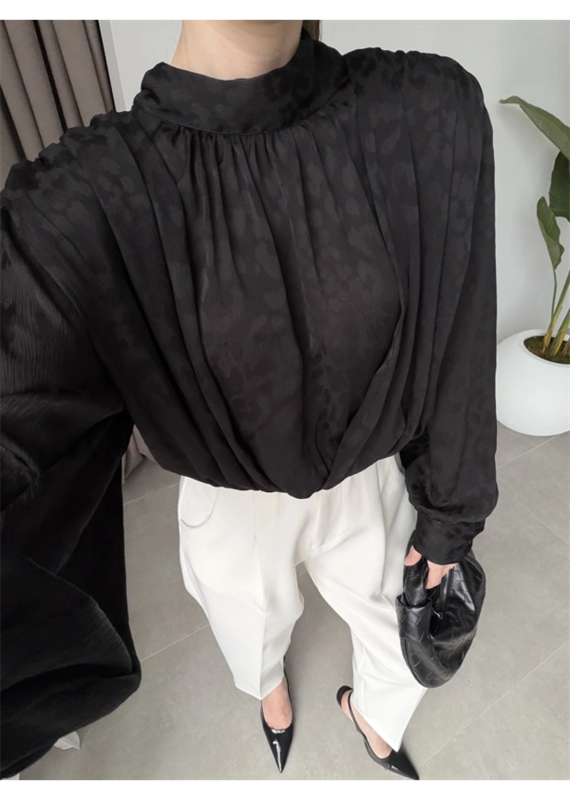 Arkadan Bağlamalı Dökümlü Siyah Bluz