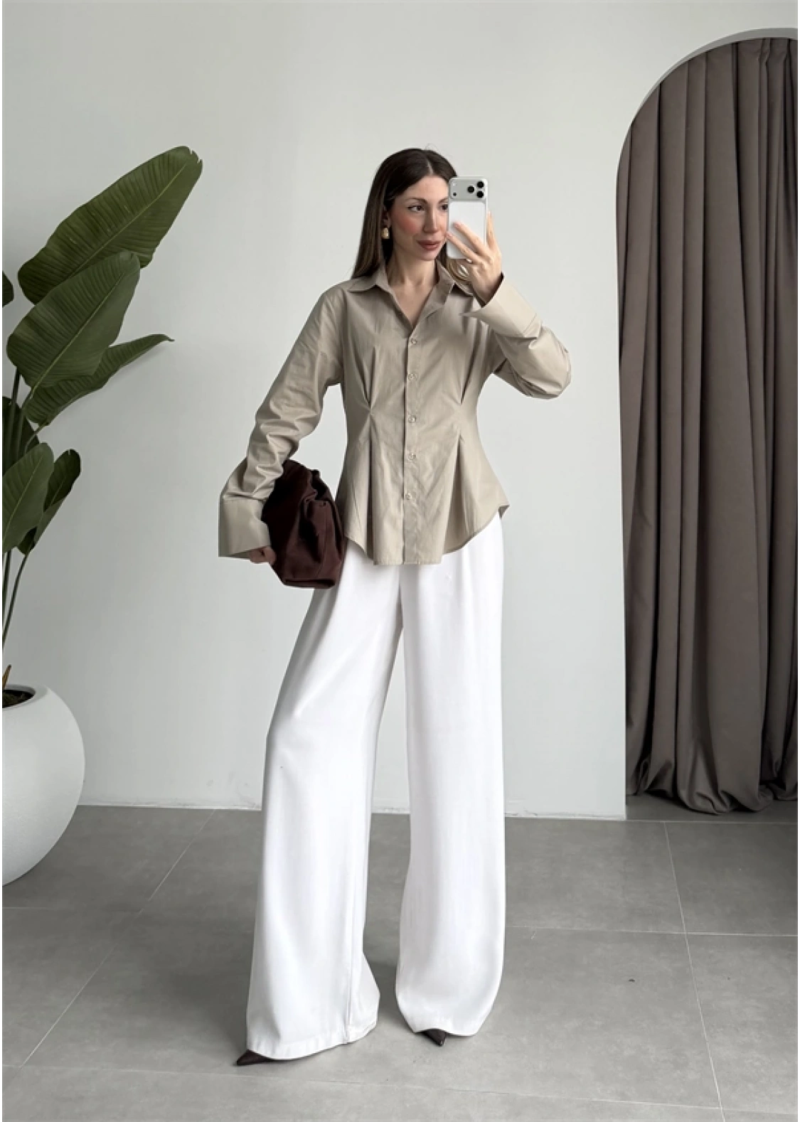 Belden Oturtmalı Pilili Bej Poplin Gömlek