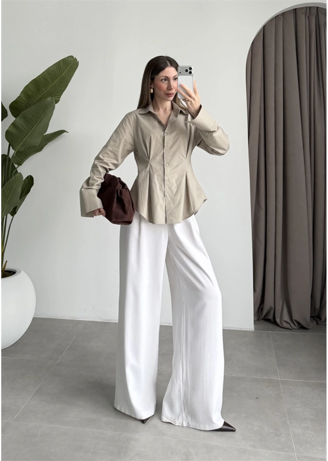 Belden Oturtmalı Pilili Bej Poplin Gömlek