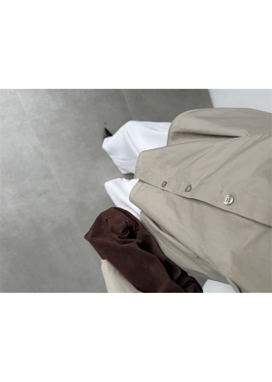 Belden Oturtmalı Pilili Bej Poplin Gömlek