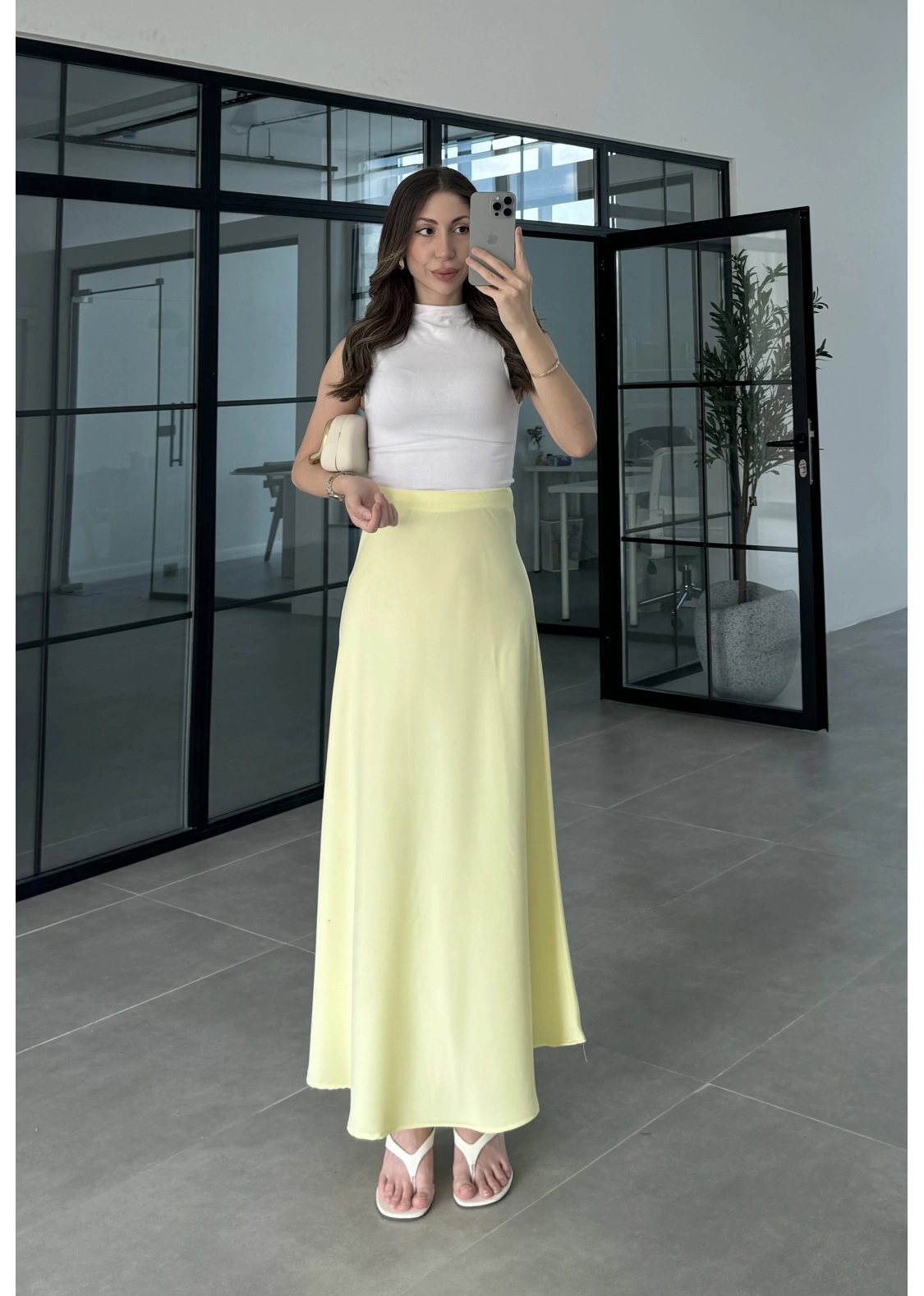 Beli Lastikli Maxi Sarı Saten Etek