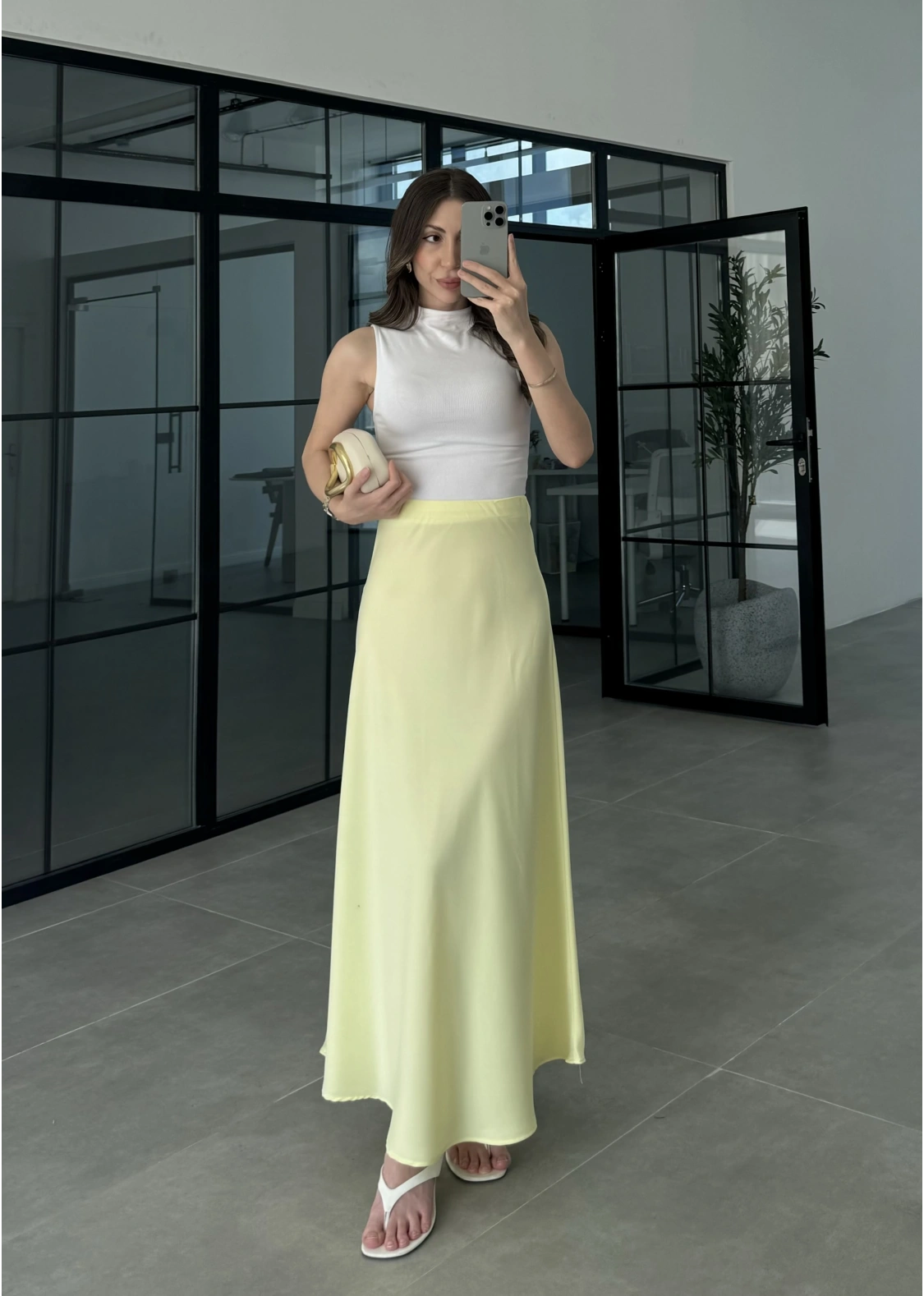 Beli Lastikli Maxi Sarı Saten Etek