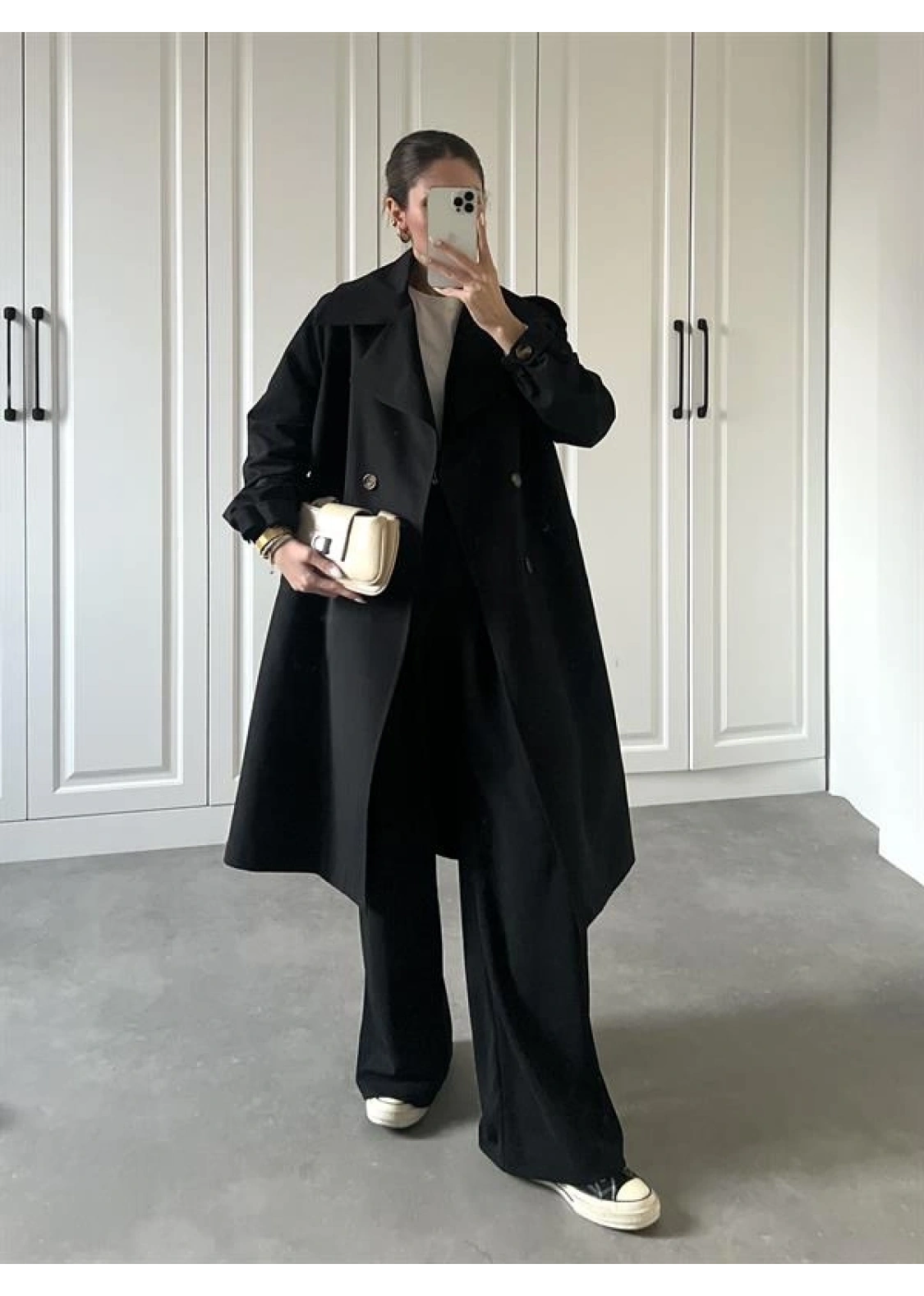 Bilek Detaylı Oversize Kuşaklı Siyah Trençkot