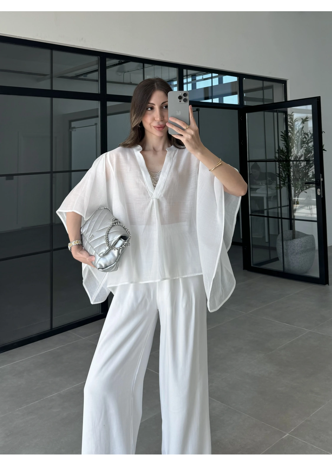 Boncuk Detaylı Beyaz Pelerin Bluz