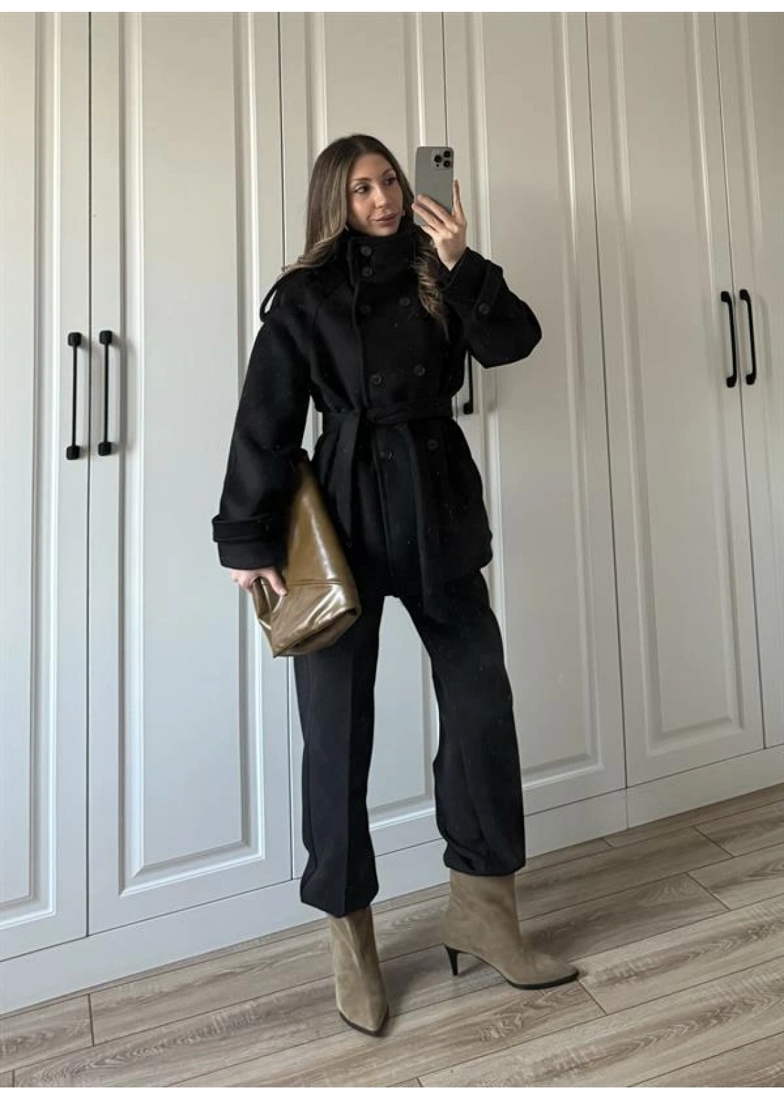 Dik Yaka Kruvaze Kuşaklı Siyah Yün Kaban