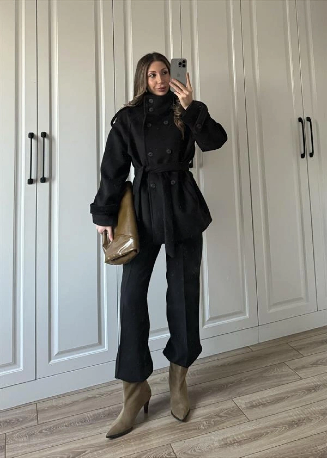 Dik Yaka Kruvaze Kuşaklı Siyah Yün Kaban