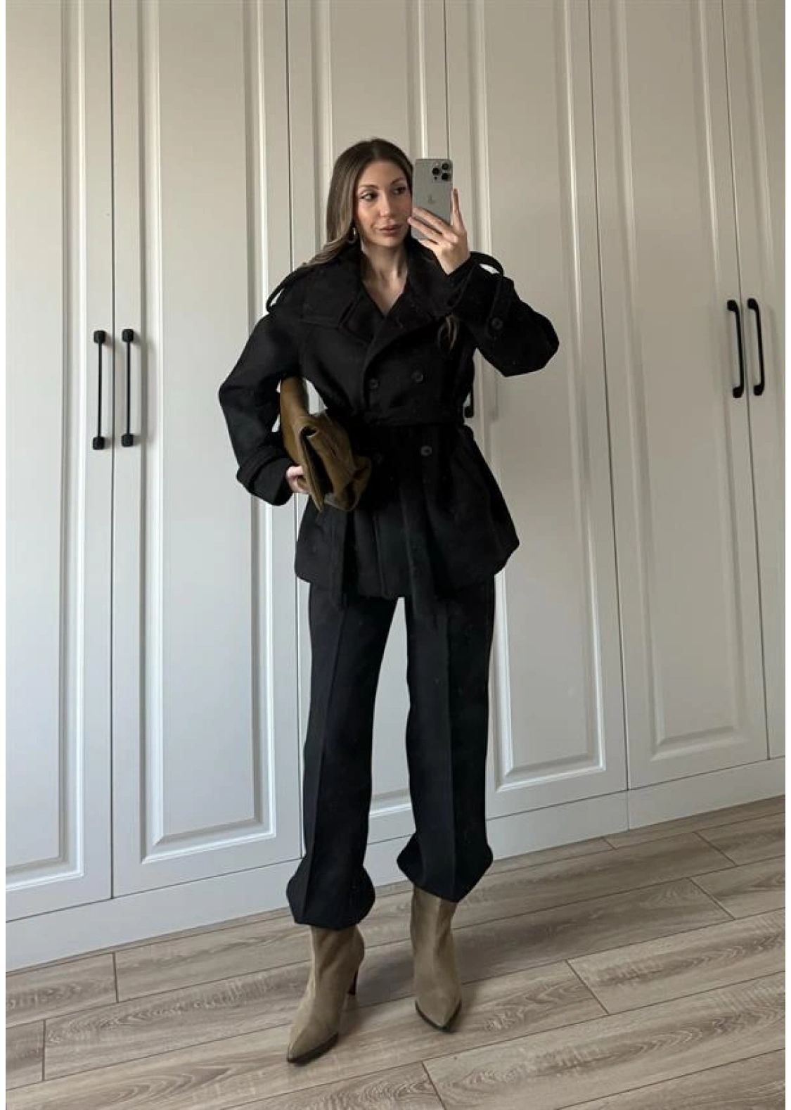 Dik Yaka Kruvaze Kuşaklı Siyah Yün Kaban