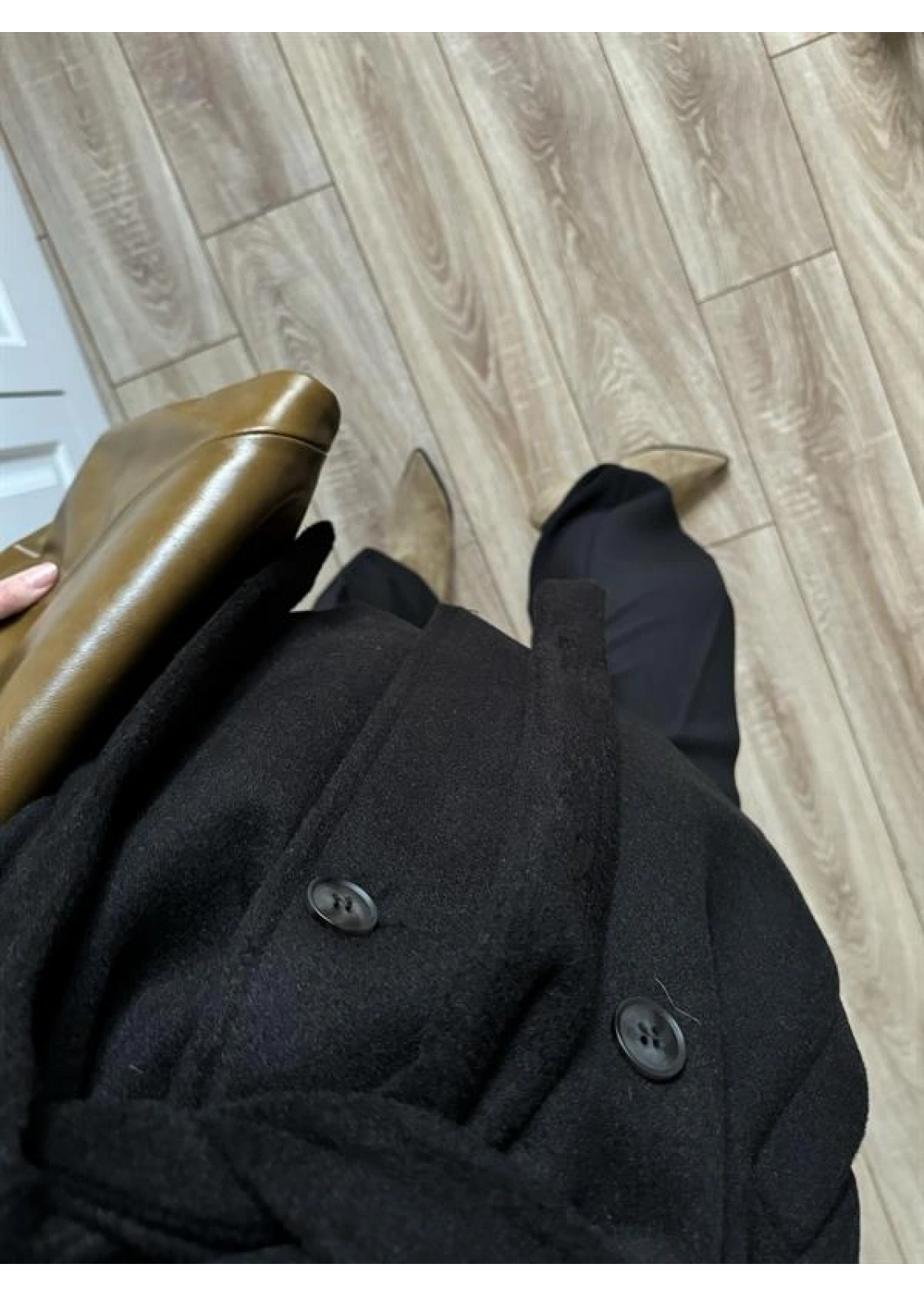 Dik Yaka Kruvaze Kuşaklı Siyah Yün Kaban