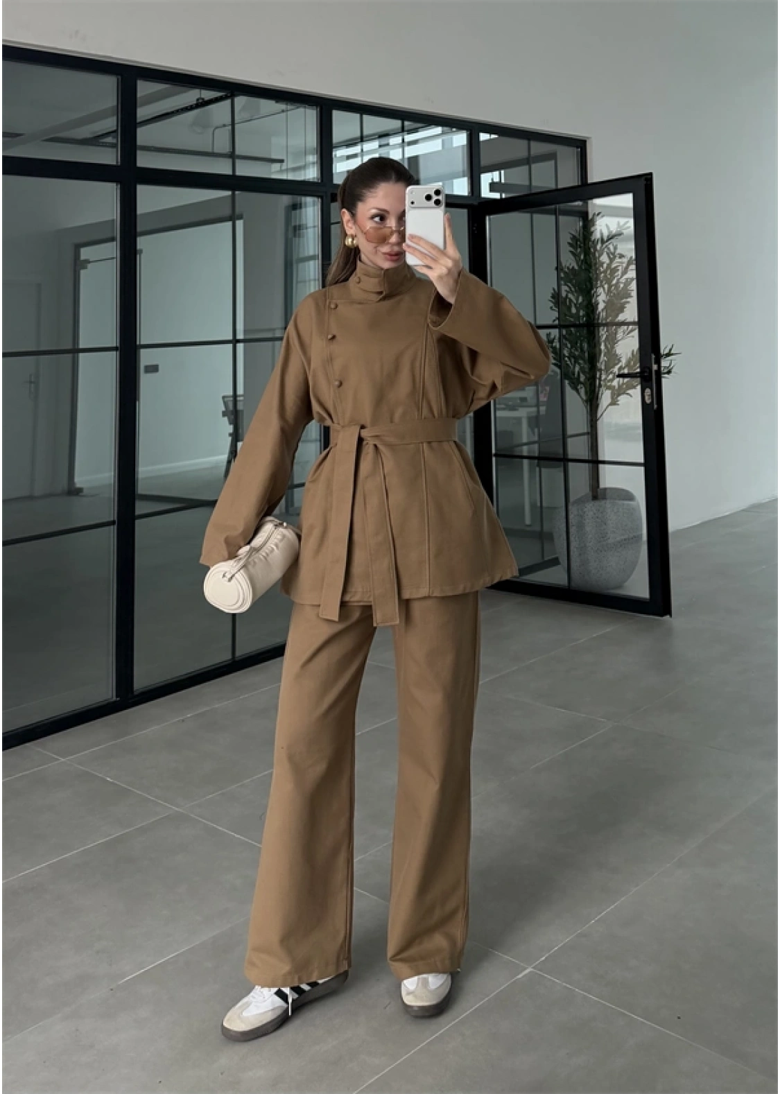 Dik Yaka Kuşaklı Camel Denim Takım