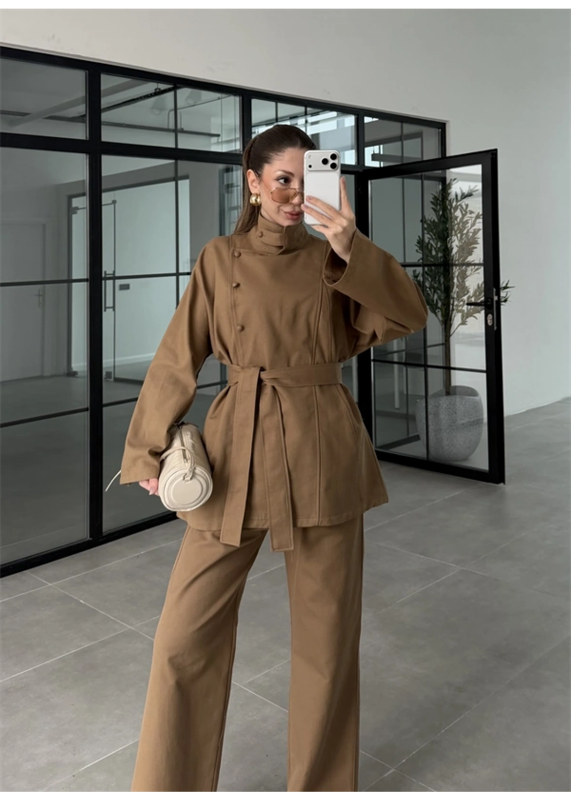 Dik Yaka Kuşaklı Camel Denim Takım