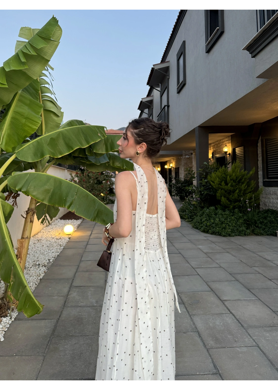 Kahve Puantiyeli Fularlı Beyaz Elbise