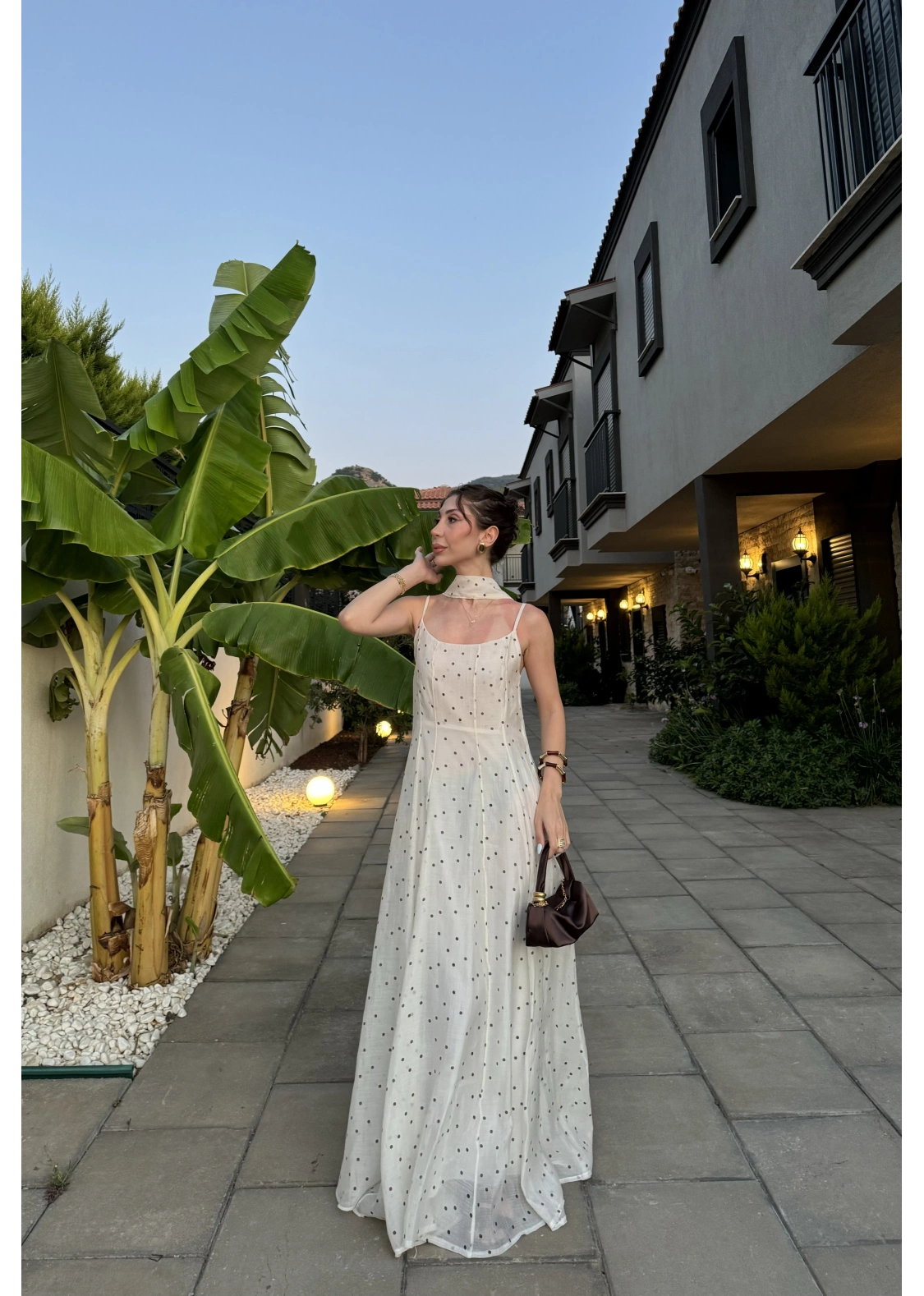 Kahve Puantiyeli Fularlı Beyaz Elbise