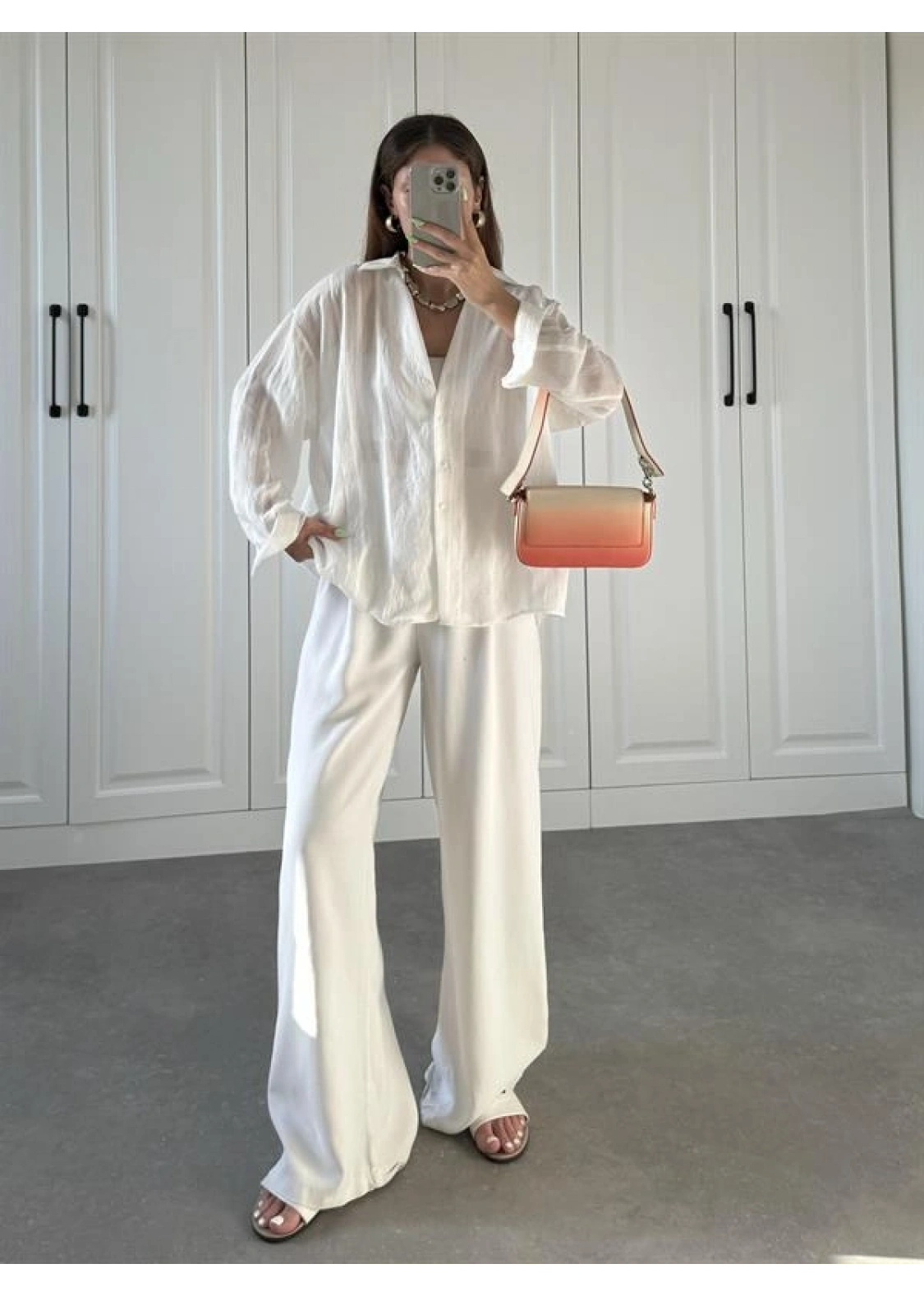 Line V Yaka Oversize Beyaz Gömlek