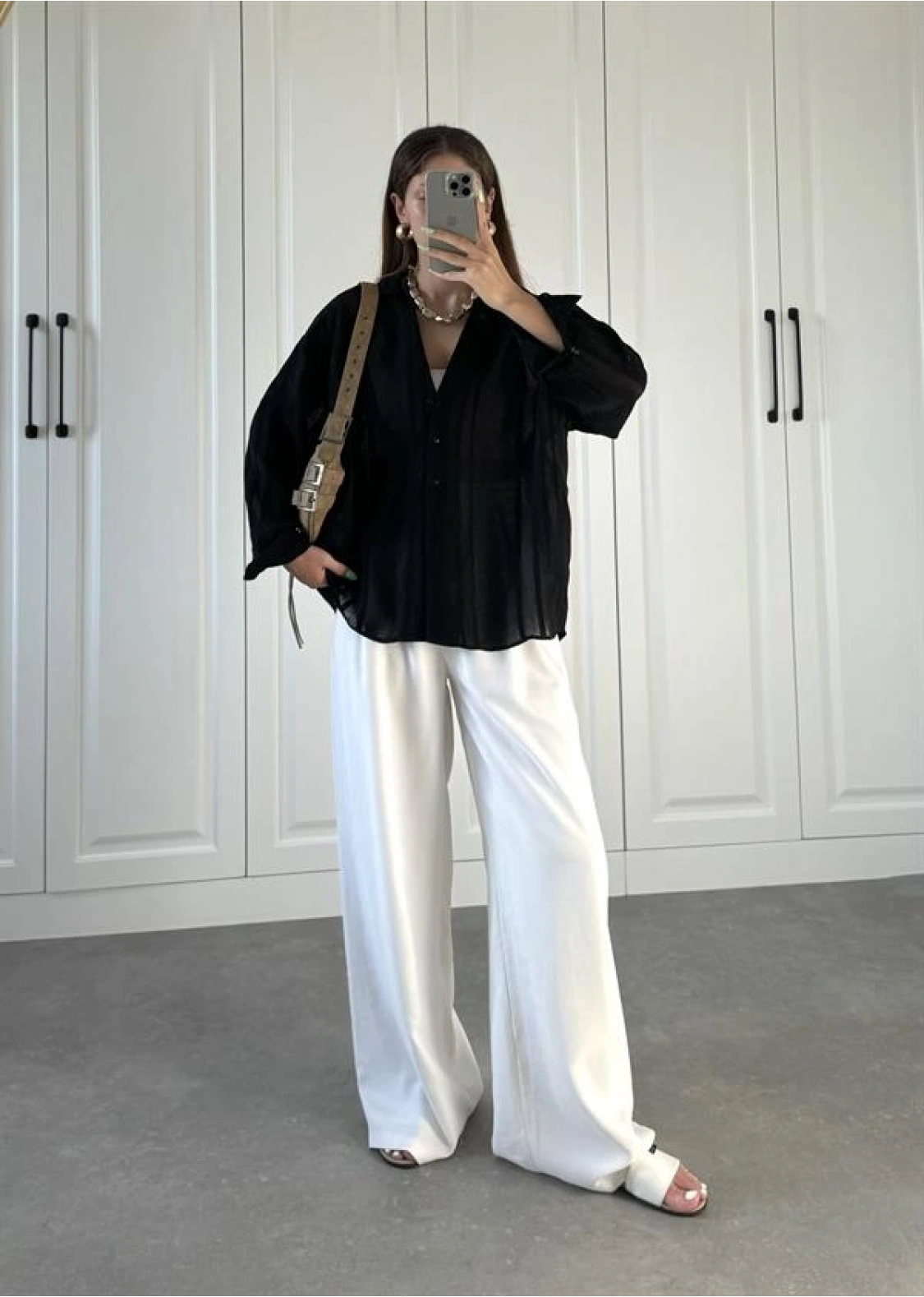 Line V Yaka Oversize Siyah Gömlek