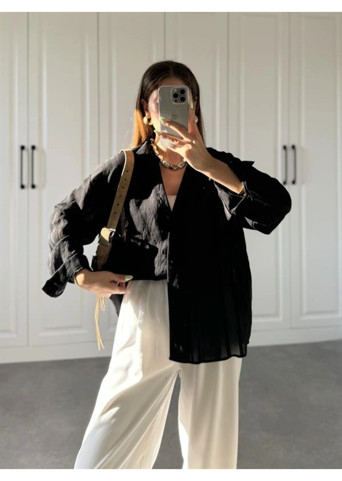 Line V Yaka Oversize Siyah Gömlek